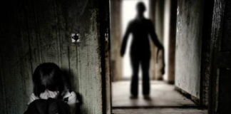 La justicia de Alausí inició un proceso penal contra Julio L., investigado por su presunta participación en el delito de violación en perjuicio de una adolescente con discapacidad intelectual. Durante la audiencia de formulación de cargos, la jueza Multicompetente dispuso medidas cautelares alternativas a la prisión, entre ellas la prohibición de salida del país y la presentación periódica cada ocho días, mientras se desarrolla la instrucción fiscal que tendrá una duración de noventa días.