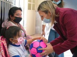 Sonrisas, abrazos y un ambiente cargado de esperanza se vivieron este 17 de diciembre, en el Hospital Pediátrico Alfonso Villagómez, en la ciudad de Riobamba, durante una jornada solidaria dedicada a llevar alegría a los niños que reciben atención médica en esta casa de salud.