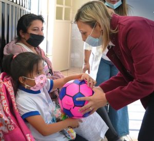 Sonrisas, abrazos y un ambiente cargado de esperanza se vivieron este 17 de diciembre, en el Hospital Pediátrico Alfonso Villagómez, en la ciudad de Riobamba, durante una jornada solidaria dedicada a llevar alegría a los niños que reciben atención médica en esta casa de salud.