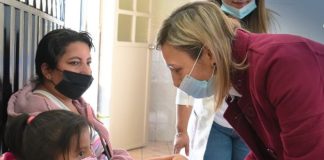Sonrisas, abrazos y un ambiente cargado de esperanza se vivieron este 17 de diciembre, en el Hospital Pediátrico Alfonso Villagómez, en la ciudad de Riobamba, durante una jornada solidaria dedicada a llevar alegría a los niños que reciben atención médica en esta casa de salud.