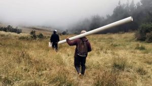 Con el objetivo de fortalecer la producción agrícola y mejorar la calidad de vida de las comunidades rurales, la Prefectura de Bolívar continúa impulsando proyectos estratégicos de riego en la provincia. En esta línea, técnicos de la Secretaría de Riego y Drenaje del GADPB realizaron la medición del caudal hídrico en la comunidad de Salaleo, perteneciente a la parroquia Simiatug.