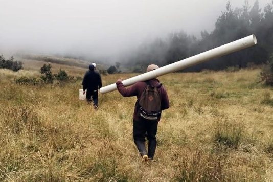 Con el objetivo de fortalecer la producción agrícola y mejorar la calidad de vida de las comunidades rurales, la Prefectura de Bolívar continúa impulsando proyectos estratégicos de riego en la provincia. En esta línea, técnicos de la Secretaría de Riego y Drenaje del GADPB realizaron la medición del caudal hídrico en la comunidad de Salaleo, perteneciente a la parroquia Simiatug.