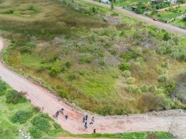 La Alcaldía de la Gente avanza en un conjunto de acciones destinadas a la recuperación y protección de la Laguna de San Antonio de Padua, ubicada en la parte posterior de la Universidad Nacional de Chimborazo, en la vía a Guano. Esta intervención forma parte del compromiso municipal con la defensa de los derechos de la naturaleza y la preservación de los espacios ambientales del cantón.