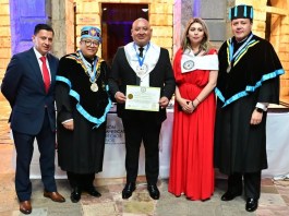 El alcalde de Penipe, Fabián Aldaz, fue reconocido como Embajador de la Paz por la CIDHPDA, un organismo internacional que destacó su compromiso con los derechos humanos y su trabajo por fortalecer la convivencia y el desarrollo social en el cantón.