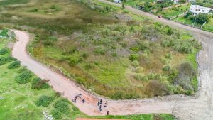 La Alcaldía de la Gente avanza en un conjunto de acciones destinadas a la recuperación y protección de la Laguna de San Antonio de Padua, ubicada en la parte posterior de la Universidad Nacional de Chimborazo, en la vía a Guano. Esta intervención forma parte del compromiso municipal con la defensa de los derechos de la naturaleza y la preservación de los espacios ambientales del cantón.