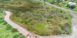 La Alcaldía de la Gente avanza en un conjunto de acciones destinadas a la recuperación y protección de la Laguna de San Antonio de Padua, ubicada en la parte posterior de la Universidad Nacional de Chimborazo, en la vía a Guano. Esta intervención forma parte del compromiso municipal con la defensa de los derechos de la naturaleza y la preservación de los espacios ambientales del cantón.
