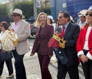 El 19 de diciembre, la ciudad de Riobamba se llenó de color y alegría con el Pase del Niño organizado por la Prefectura de Chimborazo. Este evento, que reúne a familias, funcionarios y trabajadores de la Prefectura, es una muestra de la rica tradición y fe que caracteriza a la provincia.