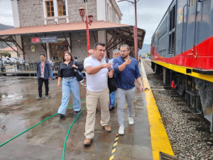 Con el objetivo de garantizar una operación segura y eficiente del servicio ferroviario, el subsecretario de Transporte Terrestre y Ferroviario, Geovanny Moreano, junto a su equipo técnico del Ministerio de Transporte y Obras Públicas (MTOP) y autoridades del Gobierno Autónomo Descentralizado del cantón Alausí, realizó una inspección técnica a la emblemática ruta ferroviaria “La Nariz del Diablo”.