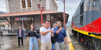 Con el objetivo de garantizar una operación segura y eficiente del servicio ferroviario, el subsecretario de Transporte Terrestre y Ferroviario, Geovanny Moreano, junto a su equipo técnico del Ministerio de Transporte y Obras Públicas (MTOP) y autoridades del Gobierno Autónomo Descentralizado del cantón Alausí, realizó una inspección técnica a la emblemática ruta ferroviaria “La Nariz del Diablo”.