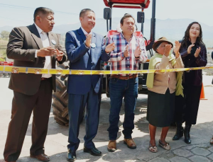 La política de mecanización agrícola del Gobierno Nacional sumó un nuevo componente en la provincia de Chimborazo. El Ministerio de Agricultura, Ganadería y Pesca (MAGP) entregó un tractor de 110 caballos de fuerza a la Comuna La Inmaculada, asentada en la parroquia San Luis, con el objetivo de fortalecer la capacidad productiva del sector rural.