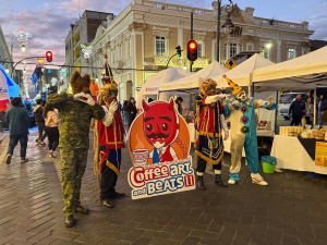 La noche del 17 de diciembre de 2025, el Centro Histórico de Riobamba se convirtió en el escenario de las denominada Ruta de Navidad, una propuesta cultural y recreativa que congregó a cerca de dos mil ciudadanos, quienes se dieron cita para disfrutar de una jornada marcada por el arte, la música, el deporte y el espíritu navideño.
