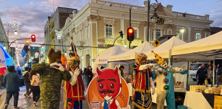 La noche del 17 de diciembre de 2025, el Centro Histórico de Riobamba se convirtió en el escenario de las denominada Ruta de Navidad, una propuesta cultural y recreativa que congregó a cerca de dos mil ciudadanos, quienes se dieron cita para disfrutar de una jornada marcada por el arte, la música, el deporte y el espíritu navideño.