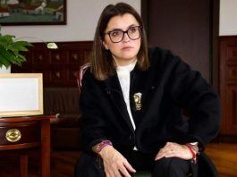 La vicepresidenta de la República, María José Pinto, aseguró que el Gobierno prevé superar la crisis de abastecimiento de medicamentos en el sistema público de salud durante el primer trimestre de 2026. La funcionaria calificó este problema como una de las principales preocupaciones ciudadanas y lo ubicó entre las prioridades de la actual gestión sanitaria.