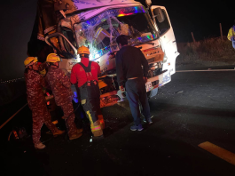 Un siniestro de tránsito de consideración se registró en el sector de Urbina, sobre la vía Riobamba–Ambato, tras un violento impacto por alcance entre dos vehículos pesados tipo camión. El accidente movilizó a los organismos de socorro, luego de que se reportara a una persona atrapada al interior de uno de los automotores involucrados.