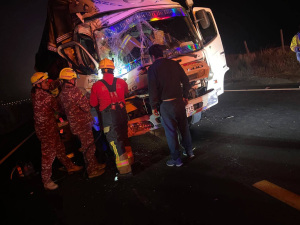 Un siniestro de tránsito de consideración se registró en el sector de Urbina, sobre la vía Riobamba–Ambato, tras un violento impacto por alcance entre dos vehículos pesados tipo camión. El accidente movilizó a los organismos de socorro, luego de que se reportara a una persona atrapada al interior de uno de los automotores involucrados.