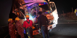 Un siniestro de tránsito de consideración se registró en el sector de Urbina, sobre la vía Riobamba–Ambato, tras un violento impacto por alcance entre dos vehículos pesados tipo camión. El accidente movilizó a los organismos de socorro, luego de que se reportara a una persona atrapada al interior de uno de los automotores involucrados.