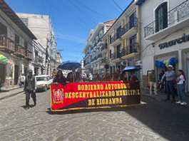Riobamba vivió una jornada llena de color, música y tradición durante los Pases del Niño organizados por varias unidades educativas e instituciones, realizados el 19 de diciembre en las principales calles de la ciudad. Esta manifestación cultural, profundamente arraigada en la identidad local, congregó a cientos de ciudadanos que se dieron cita para observar los desfiles y expresiones artísticas.