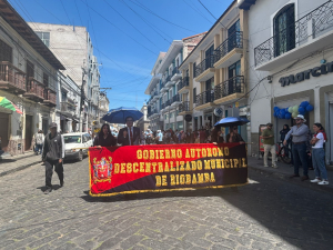 Riobamba vivió una jornada llena de color, música y tradición durante los Pases del Niño organizados por varias unidades educativas e instituciones, realizados el 19 de diciembre en las principales calles de la ciudad. Esta manifestación cultural, profundamente arraigada en la identidad local, congregó a cientos de ciudadanos que se dieron cita para observar los desfiles y expresiones artísticas.