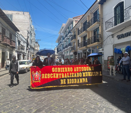 Riobamba vivió una jornada llena de color, música y tradición durante los Pases del Niño organizados por varias unidades educativas e instituciones, realizados el 19 de diciembre en las principales calles de la ciudad. Esta manifestación cultural, profundamente arraigada en la identidad local, congregó a cientos de ciudadanos que se dieron cita para observar los desfiles y expresiones artísticas.