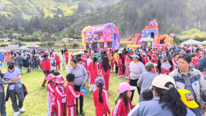 El cantón Penipe se llenó de color y alegría con la celebración navideña organizada por el GAD Municipal, liderado por el alcalde Fabián Aldaz. Más de mil niños y niñas de las diferentes unidades educativas del cantón disfrutaron de una jornada llena de sonrisas, juegos y esperanza.