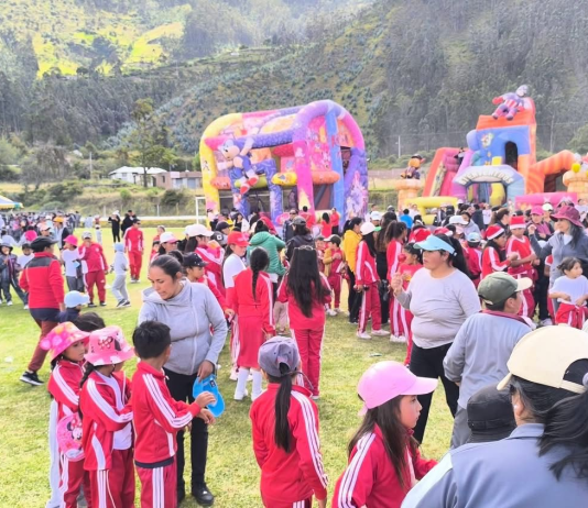 El cantón Penipe se llenó de color y alegría con la celebración navideña organizada por el GAD Municipal, liderado por el alcalde Fabián Aldaz. Más de mil niños y niñas de las diferentes unidades educativas del cantón disfrutaron de una jornada llena de sonrisas, juegos y esperanza.