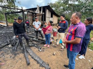 La Dirección de Gestión Ambiental y Riesgos del Municipio de Pastaza, este 29 de diciembre, brindó atención oportuna a una familia de la comunidad Pitirishka, perteneciente a la parroquia Simón Bolívar, que resultó afectada por un incendio estructural registrado en las últimas horas.