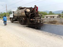 La Prefectura de Bolívar, a través de una gestión técnica y planificada, continúa fortaleciendo la infraestructura vial de la provincia mediante la ejecución de trabajos preliminares en la vía Caluma – Piedra Redonda, una ruta estratégica para la conectividad y el desarrollo productivo del cantón Caluma.