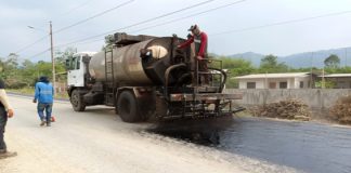 La Prefectura de Bolívar, a través de una gestión técnica y planificada, continúa fortaleciendo la infraestructura vial de la provincia mediante la ejecución de trabajos preliminares en la vía Caluma – Piedra Redonda, una ruta estratégica para la conectividad y el desarrollo productivo del cantón Caluma.