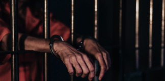 La noche del 18 de mayo de 2025, en pleno centro de Riobamba, una cita aparentemente ordinaria terminó en un ataque armado que dejó una víctima mortal, más de medio año después, la Fiscalía General del Estado dio un paso clave: José A., conocido como “Marimba”, fue procesado como presunto coautor del asesinato y deberá enfrentar el proceso penal bajo prisión preventiva.