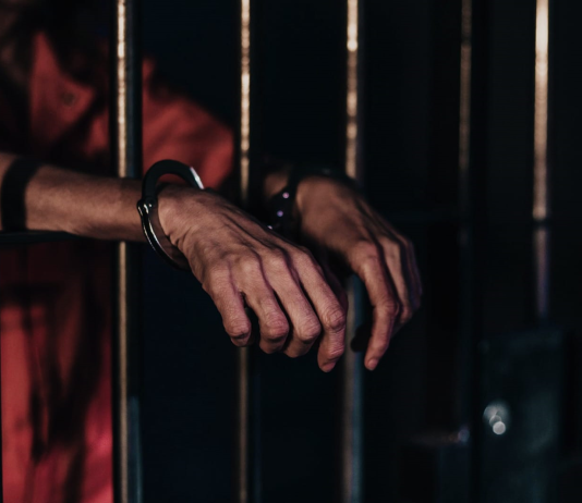 La noche del 18 de mayo de 2025, en pleno centro de Riobamba, una cita aparentemente ordinaria terminó en un ataque armado que dejó una víctima mortal, más de medio año después, la Fiscalía General del Estado dio un paso clave: José A., conocido como “Marimba”, fue procesado como presunto coautor del asesinato y deberá enfrentar el proceso penal bajo prisión preventiva.