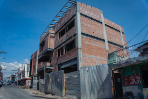 La obra de construcción de la nueva compañía de bomberos en el sector de Santa Rosa registra un 75 % de avance, según el informe emitido por la fiscalizadora a cargo del proyecto. El dato corresponde al seguimiento técnico del cronograma establecido para esta infraestructura destinada a ampliar la cobertura del servicio de atención de emergencias en la zona céntrica.