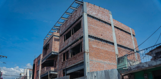 La obra de construcción de la nueva compañía de bomberos en el sector de Santa Rosa registra un 75 % de avance, según el informe emitido por la fiscalizadora a cargo del proyecto. El dato corresponde al seguimiento técnico del cronograma establecido para esta infraestructura destinada a ampliar la cobertura del servicio de atención de emergencias en la zona céntrica.