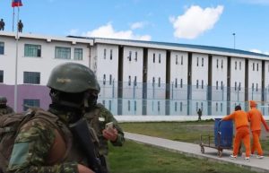 Un intento de fuga se registró la noche del miércoles 3 de diciembre de 2025 en la cárcel Regional Cotopaxi. Mateo G. L., de 21 años, privado de libertad en el bloque A, celda 25 del pabellón de mínima seguridad, fue detenido tras intentar escapar del centro penitenciario.