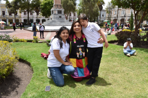 En conmemoración del Día Internacional de las Personas con Discapacidad, la comunidad educativa de la Unidad Educativa Especializada Dr. Luis Benavides rindió un emotivo homenaje a Lucila Johana Suárez Santillán, quien durante once años dirigió la institución y se convirtió en una referente nacional e internacional de la educación inclusiva.