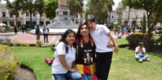En conmemoración del Día Internacional de las Personas con Discapacidad, la comunidad educativa de la Unidad Educativa Especializada Dr. Luis Benavides rindió un emotivo homenaje a Lucila Johana Suárez Santillán, quien durante once años dirigió la institución y se convirtió en una referente nacional e internacional de la educación inclusiva.