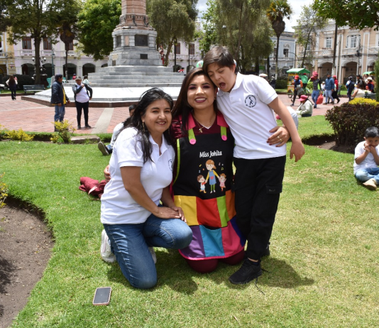 En conmemoración del Día Internacional de las Personas con Discapacidad, la comunidad educativa de la Unidad Educativa Especializada Dr. Luis Benavides rindió un emotivo homenaje a Lucila Johana Suárez Santillán, quien durante once años dirigió la institución y se convirtió en una referente nacional e internacional de la educación inclusiva.