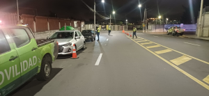 Con el objetivo de fortalecer la seguridad vial y concientizar a la ciudadanía sobre la responsabilidad al conducir, la Dirección de Movilidad del GAD Municipalidad de Ambato, a través del Cuerpo de Agentes Civiles de Tránsito, continúa ejecutando la campaña preventiva “Alguien te Espera en Casa”, especialmente durante las festividades de Navidad y Fin de Año, cuando se incrementa la movilidad y el consumo de bebidas alcohólicas.