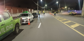 Con el objetivo de fortalecer la seguridad vial y concientizar a la ciudadanía sobre la responsabilidad al conducir, la Dirección de Movilidad del GAD Municipalidad de Ambato, a través del Cuerpo de Agentes Civiles de Tránsito, continúa ejecutando la campaña preventiva “Alguien te Espera en Casa”, especialmente durante las festividades de Navidad y Fin de Año, cuando se incrementa la movilidad y el consumo de bebidas alcohólicas.