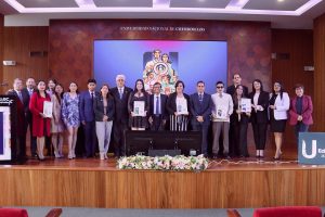 La Universidad Nacional de Chimborazo presentó oficialmente su más reciente producción académica y científica 2025, con el lanzamiento de cinco libros desarrollados por las facultades de Ciencias de la Educación, Humanas y Tecnologías; Ciencias Políticas y Administrativas; e Ingeniería, como resultado del trabajo investigativo de su planta docente y de autores vinculados a la institución.