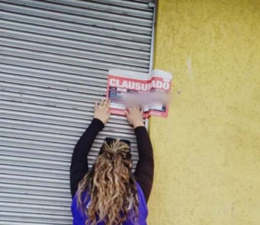 Una intervención sanitaria realizada el 26 de diciembre, en la ciudad de Riobamba dejó al descubierto una serie de irregularidades que ponían en riesgo directo la salud de los pacientes. Como medida preventiva, las autoridades procedieron a la clausura provisional de un consultorio odontológico, tras constatar incumplimientos graves a la normativa que regula la prestación de servicios de salud en el país.