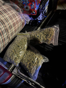 El caso que inició con una alerta breve y casi anónima terminó convirtiéndose en una de las sentencias más fuertes emitidas en Chimborazo por tráfico de droga en gran escala. El Tribunal de Garantías Penales de Riobamba condenó a 22 años de prisión a David A. U., hallado culpable de trasladar 23,9 kilos de marihuana en una camioneta que circulaba por la zona norte de la ciudad.