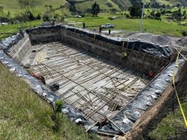 Con el propósito de supervisar el progreso de los proyectos estratégicos que impulsan el desarrollo rural de la provincia, el prefecto de Bolívar, Aníbal Coronel Monar, y la viceprefecta, María Elena Coles, realizaron un recorrido técnico de inspección en la obra de riego Quindigua Grande y Bajo, acompañados por el equipo de la Secretaría de Riego del GAD Provincial.