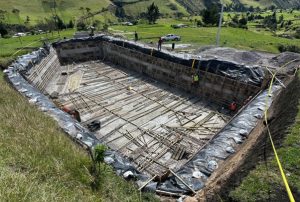 Con el propósito de supervisar el progreso de los proyectos estratégicos que impulsan el desarrollo rural de la provincia, el prefecto de Bolívar, Aníbal Coronel Monar, y la viceprefecta, María Elena Coles, realizaron un recorrido técnico de inspección en la obra de riego Quindigua Grande y Bajo, acompañados por el equipo de la Secretaría de Riego del GAD Provincial.