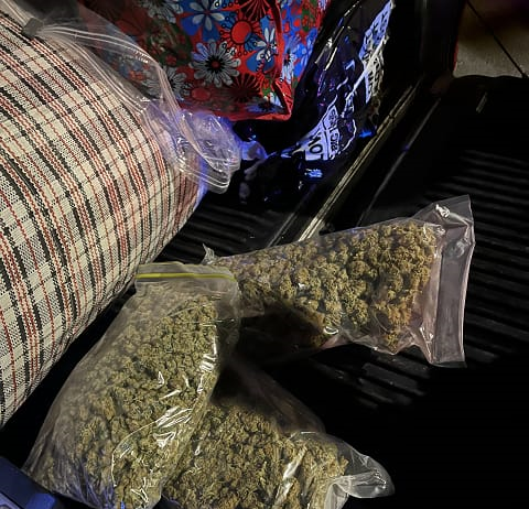 El caso que inició con una alerta breve y casi anónima terminó convirtiéndose en una de las sentencias más fuertes emitidas en Chimborazo por tráfico de droga en gran escala. El Tribunal de Garantías Penales de Riobamba condenó a 22 años de prisión a David A. U., hallado culpable de trasladar 23,9 kilos de marihuana en una camioneta que circulaba por la zona norte de la ciudad.