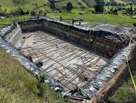 Con el propósito de supervisar el progreso de los proyectos estratégicos que impulsan el desarrollo rural de la provincia, el prefecto de Bolívar, Aníbal Coronel Monar, y la viceprefecta, María Elena Coles, realizaron un recorrido técnico de inspección en la obra de riego Quindigua Grande y Bajo, acompañados por el equipo de la Secretaría de Riego del GAD Provincial.