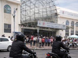 Un nuevo hecho de inseguridad se registró en el sector del mercado La Condamine, en Riobamba, donde una comerciante habría sido amenazada por presuntos chulqueros que operan en la zona. El caso fue atendido por la Policía Nacional como parte de un operativo preventivo y antidelincuencial ejecutado en espacios de acceso público.
