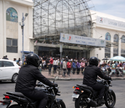 Un nuevo hecho de inseguridad se registró en el sector del mercado La Condamine, en Riobamba, donde una comerciante habría sido amenazada por presuntos chulqueros que operan en la zona. El caso fue atendido por la Policía Nacional como parte de un operativo preventivo y antidelincuencial ejecutado en espacios de acceso público.