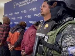 La banda de tráfico de migrantes y estafadores, que desarticuló Ecuador con ayuda de Estados Unidos, no era una red cualquiera, sino todo un entramado ilegal instalado en tres países, que incluye a testaferros y que ofrecía visas falsas de trabajo estadounidenses. Luego del operativo que terminó con la detención de 19 personas en Ecuador, Colombia y El Salvador, el jefe de la unidad de trata de personas de la Policía, Edwin Íñiguez, explicó cómo operaba esta red en el país.