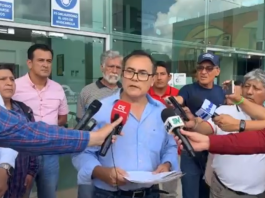 El exasambleísta Raúl Tello reapareció públicamente tras anunciar que se acogió al proceso de jubilación dentro de la Defensoría del Pueblo. Pese a este cambio en su situación laboral, aseguró que continuará en la vida política, aunque afirmó que a lo largo de su trayectoria ha enfrentado “persecución constante” que ha afectado tanto su vida personal como la de su familia. “Aun así, no dejaré de luchar por el país”, enfatizó.