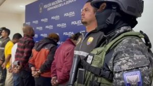 La banda de tráfico de migrantes y estafadores, que desarticuló Ecuador con ayuda de Estados Unidos, no era una red cualquiera, sino todo un entramado ilegal instalado en tres países, que incluye a testaferros y que ofrecía visas falsas de trabajo estadounidenses. Luego del operativo que terminó con la detención de 19 personas en Ecuador, Colombia y El Salvador, el jefe de la unidad de trata de personas de la Policía, Edwin Íñiguez, explicó cómo operaba esta red en el país.